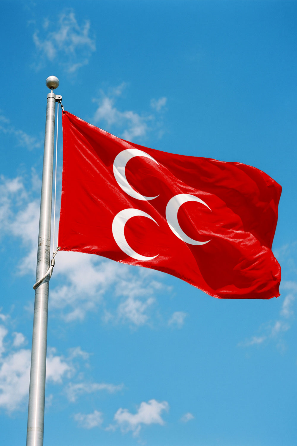 Osmanlı Bayrağı (1499), kırmızı zemin üzerindeki üç açık renkli hilal, dikdörtgen gönder bayrak