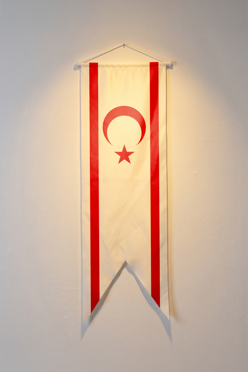 KKTC Bayrağı, beyaz zemin üzerindeki kırmızı ay yıldız ve kırmızı şeritler, V kesim kırlangıç flama