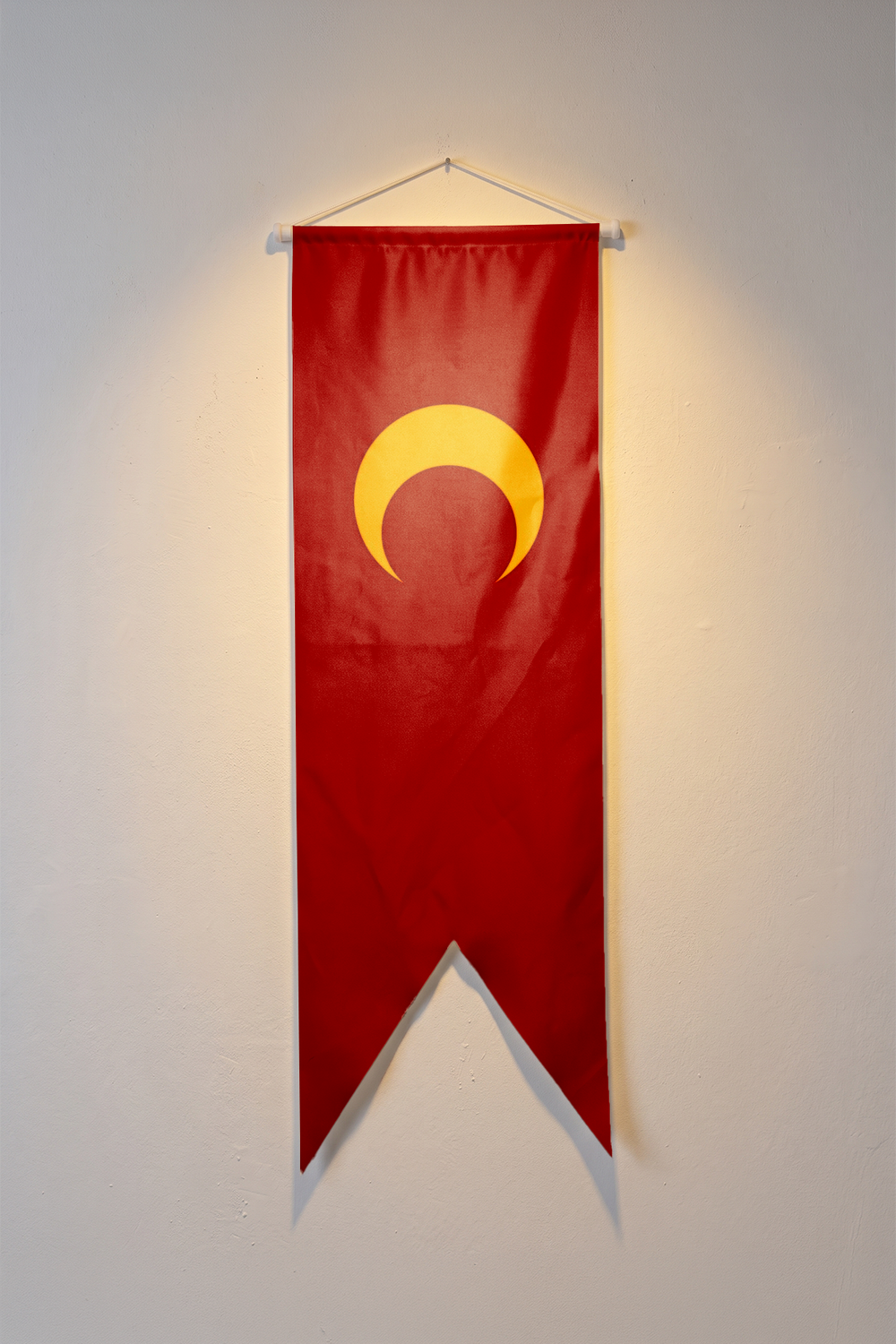 Osmanlı Bayrağı (1453), kırmızı zemin üzerindeki altın sarısı hilal, V kesim kırlangıç flama