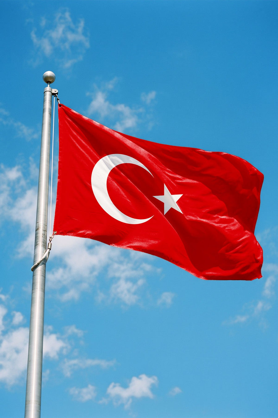 Gönderde dalgalanan kırmızı zeminli, beyaz ay yıldızlı Türk bayrağı