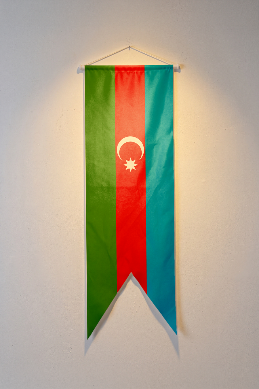 Azerbaycan Bayrağı, mavi, kırmızı ve yeşil alanlarla beyaz ay ve yıldız, V kesim kırlangıç flama