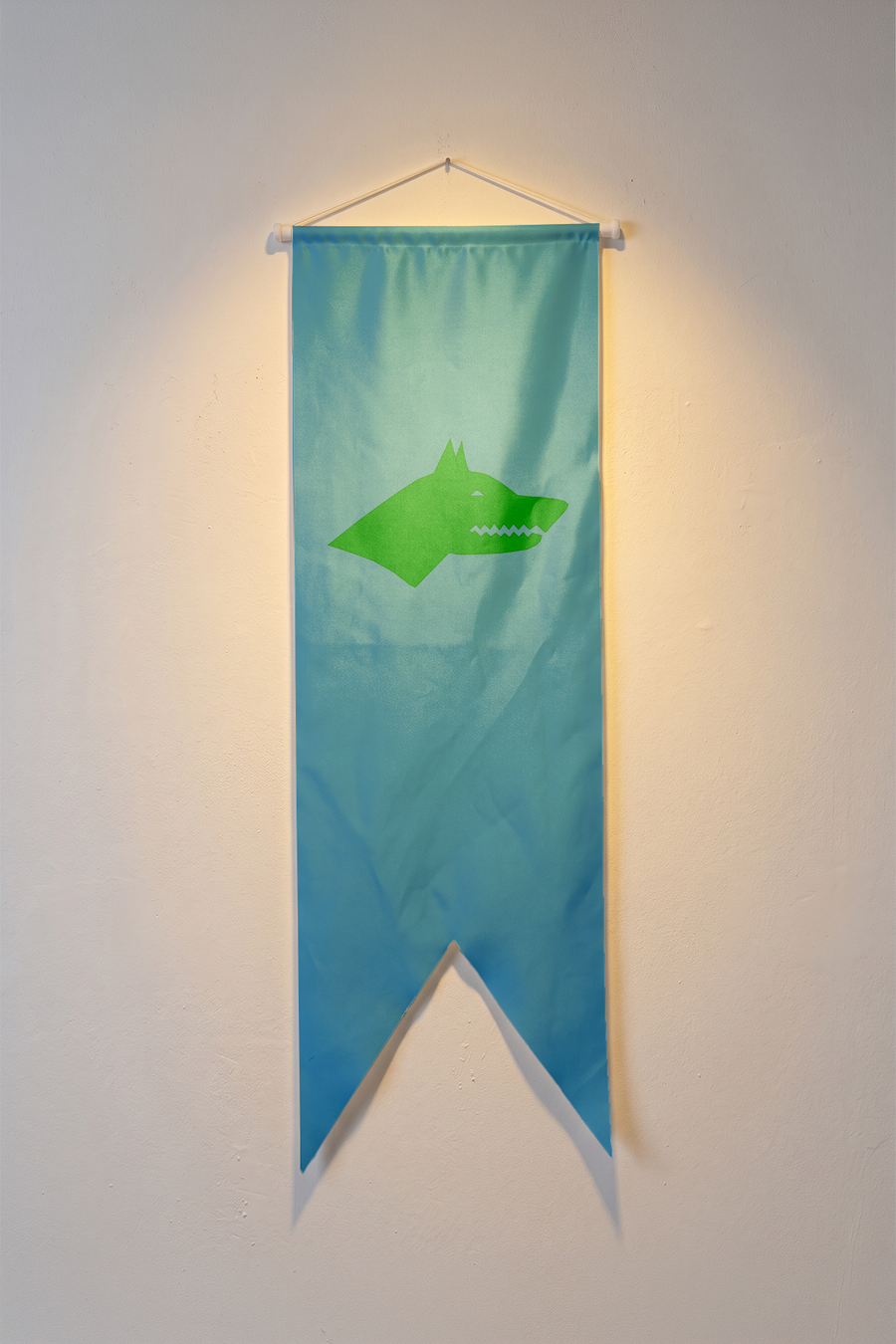 Göktürk Bayrağı, mavi zemin üzerindeki yeşil kurt başı figürü, V kesim kırlangıç flama