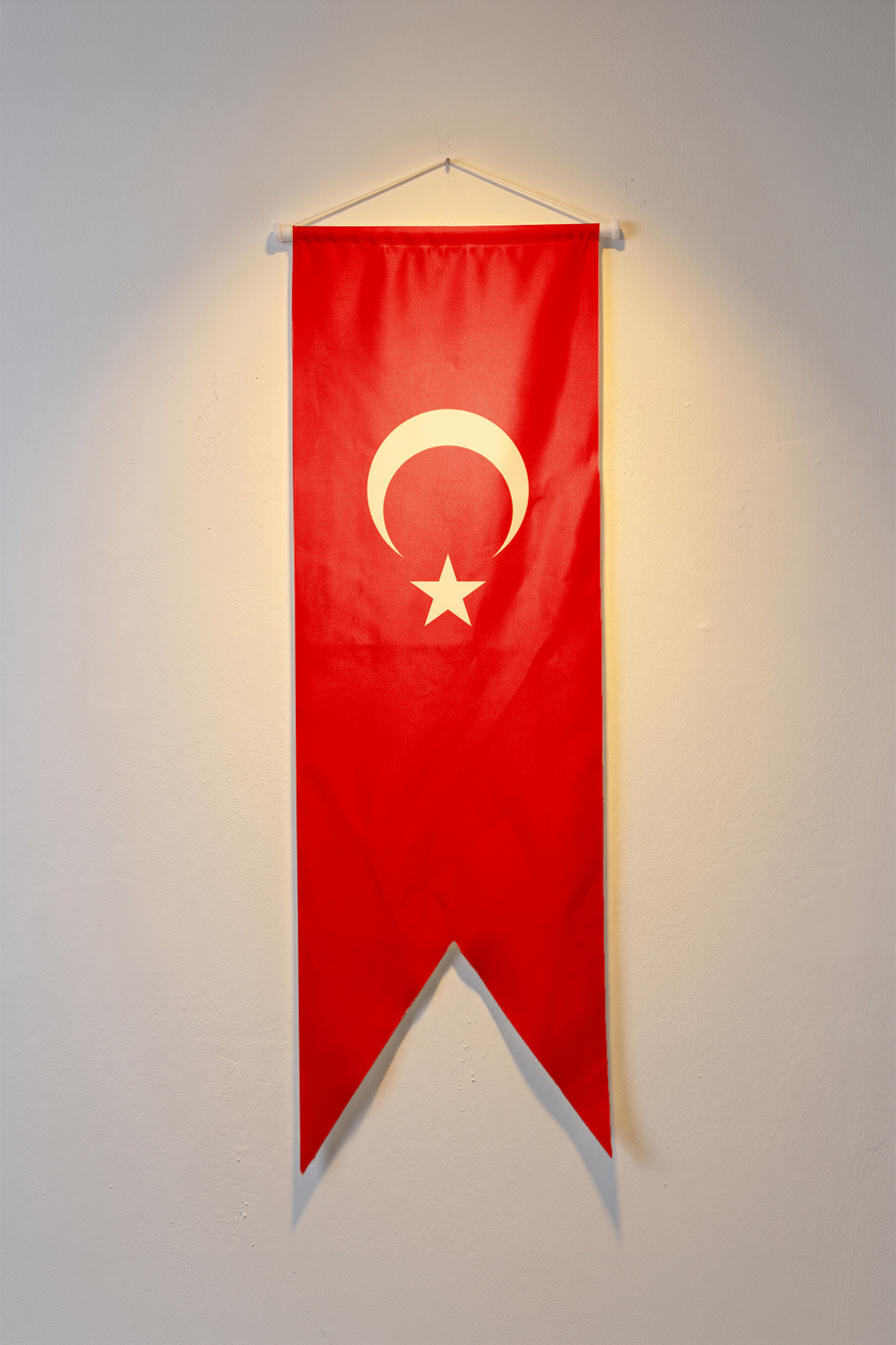 Türk Bayrağı, kırmızı zemin üzerindeki beyaz ay ve yıldız, V kesim kırlangıç flama