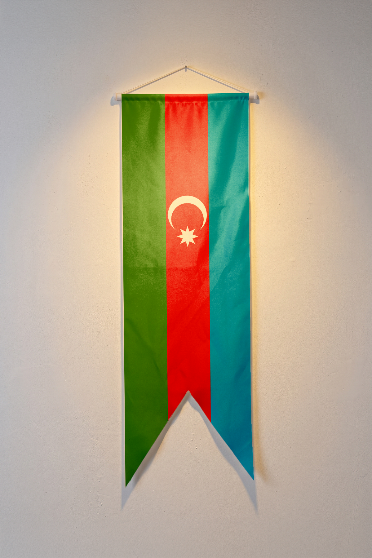 Azerbaycan Bayrağı, mavi, kırmızı ve yeşil alanlarla beyaz ay ve yıldız, V kesim kırlangıç flama