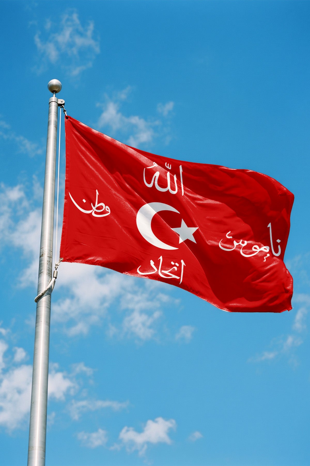 İttihad-ı İslam Sancağı, kırmızı zemin üzerinde ay yıldız ve hat kompozisyonu, dikdörtgen gönder bayrak