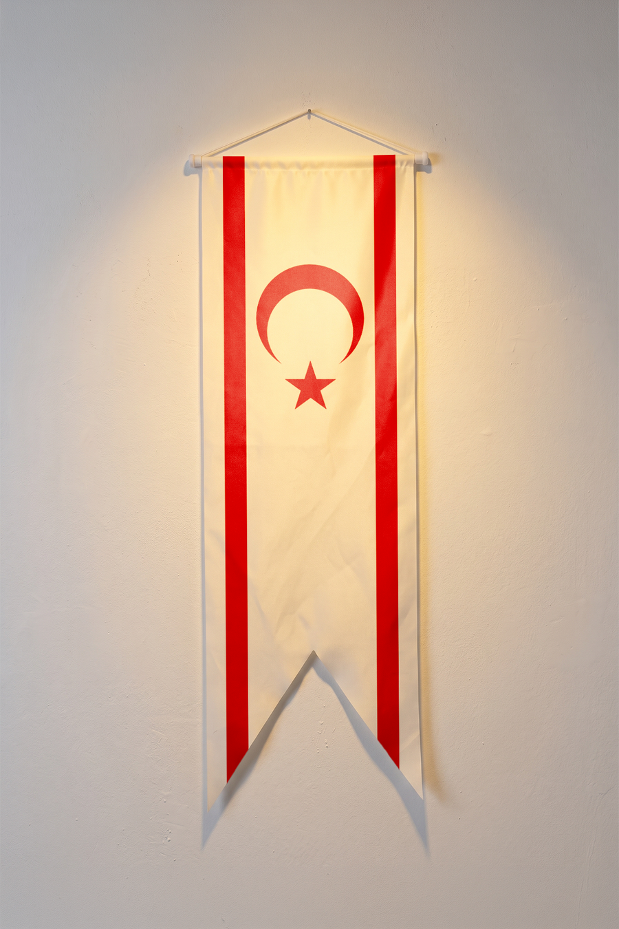 KKTC Bayrağı, beyaz zemin üzerindeki kırmızı ay yıldız ve kırmızı şeritler, V kesim kırlangıç flama