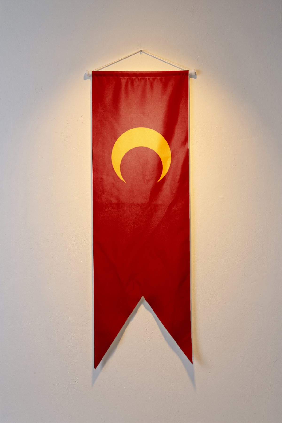 Osmanlı Bayrağı (1453), kırmızı zemin üzerindeki altın sarısı hilal, V kesim kırlangıç flama