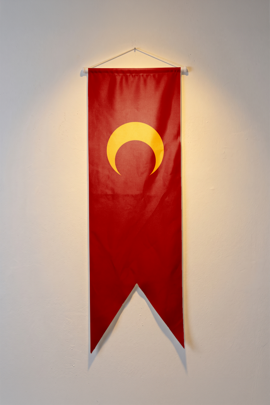 Osmanlı Bayrağı (1453), kırmızı zemin üzerindeki altın sarısı hilal, V kesim kırlangıç flama