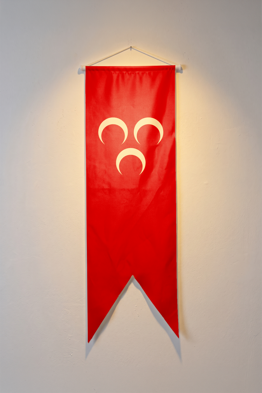 Osmanlı Bayrağı (1499), kırmızı zemin üzerindeki üç açık renkli hilal, V kesim kırlangıç flama