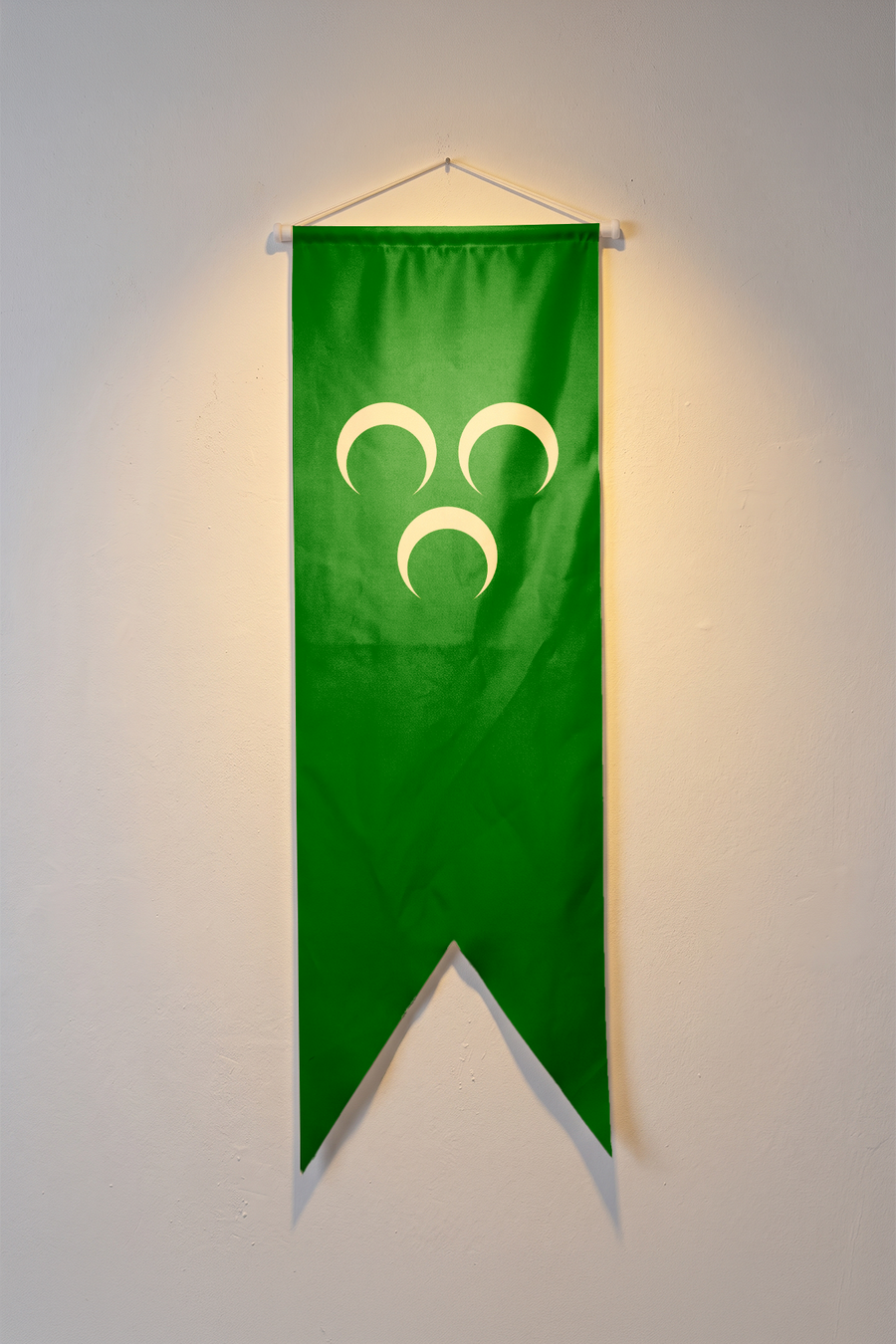 Osmanlı Bayrağı (1514), yeşil zemin üzerindeki üç açık renkli hilal, V kesim kırlangıç flama