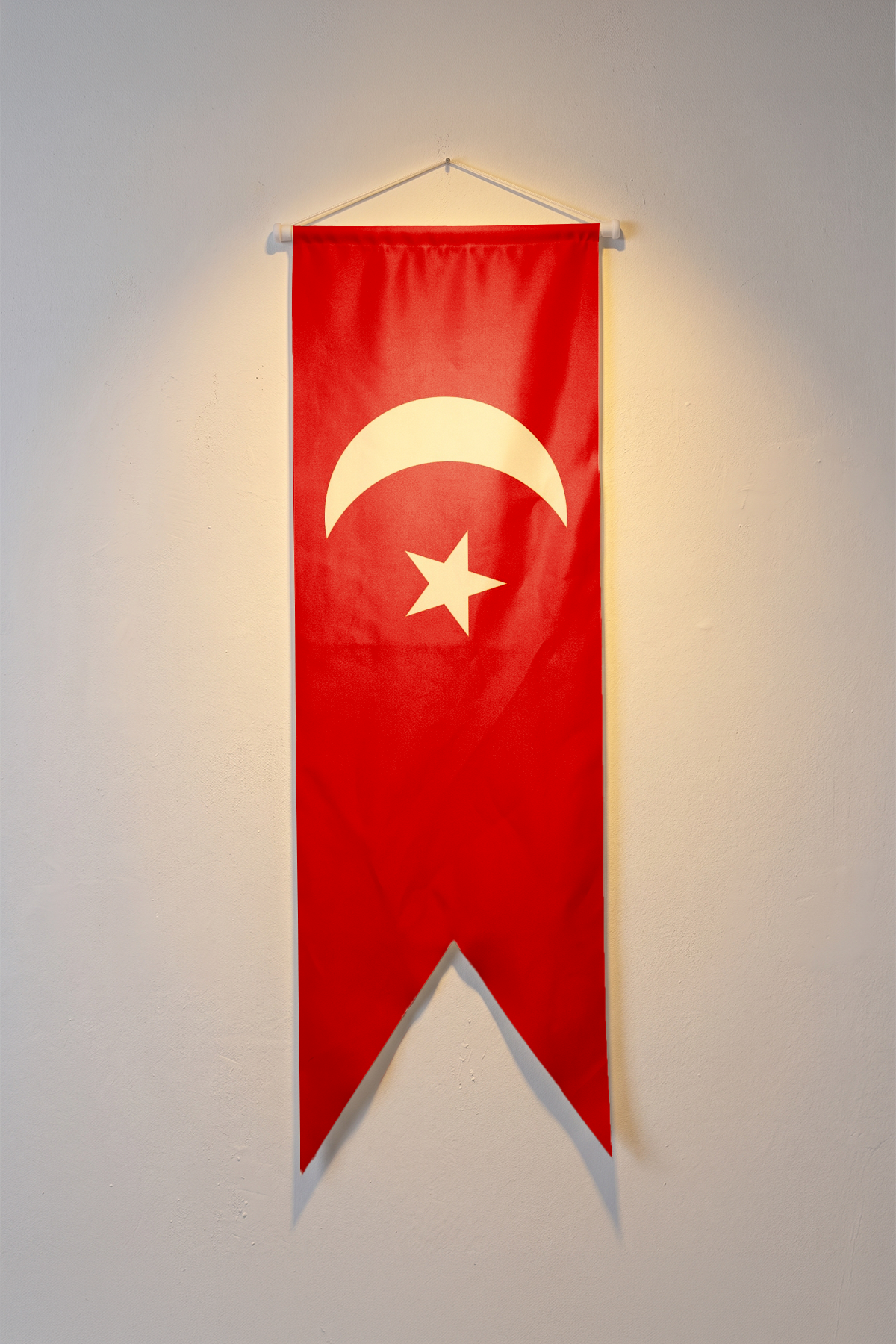 Osmanlı Bayrağı (1826), kırmızı zemin üzerindeki geniş hilal ve yıldız, V kesim kırlangıç flama